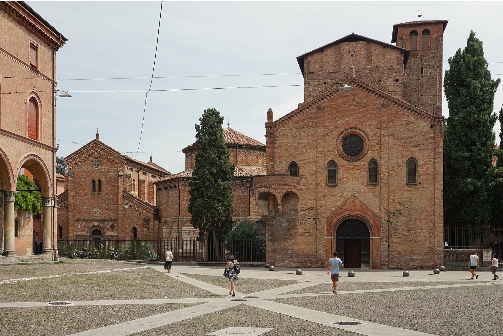 Wikipedia's Santo Stefano, Bologna article showing a photo of the basilica complex's brick facades and bell tower along Piazza Santo Stefano