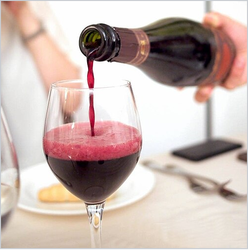 Wikipedia's Lambrusco article showing a photo of red Lambrusco wine being poured from a bottle into a glass